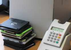 Bild eines Schreibtisches mit Materialien zum elektronischen Datenaustausch